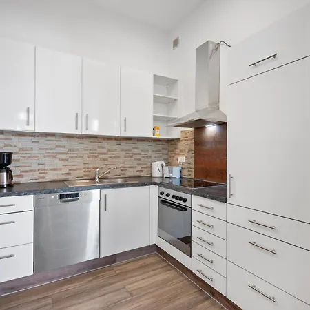 Backhome - L - Parkhaus - Fantastische Schlosslage - Smarttv - Waschmaschine - Netflix - 50qm - 24h Checkin- 1 *