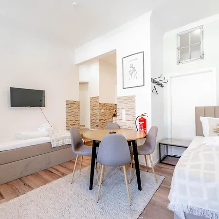 Apartman Backhome - L - Parkhaus - Fantastische Schlosslage - Smarttv - Waschmaschine - Netflix - 50qm - 24h Checkin- 1 Ludwigsburg